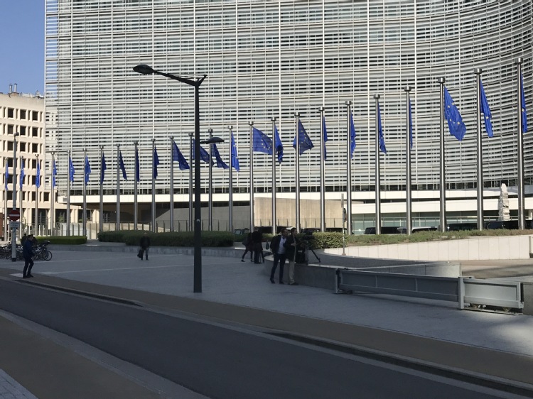 Komisja Europejska tymczasowo zawiesza cła na nawozy